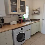 Self-catering Studio+kitchen+parking شقة