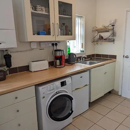 Self-catering Studio+kitchen+parking شقة