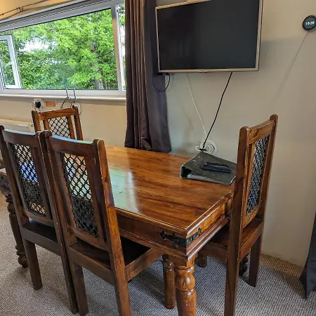 Self-catering Studio+kitchen+parking شقة